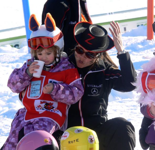 verkleidete Kinder Skischule Rote Teufel